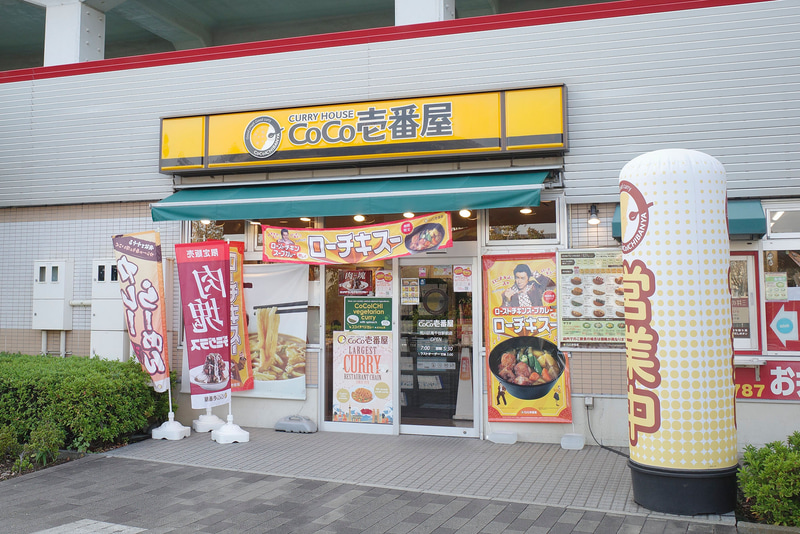 お店入口では「ホロ肉ドカンとデミグラスカレー」よりも、11月1日発売の「かぼちゃと冬野菜スープカレー」のアピールが強め！