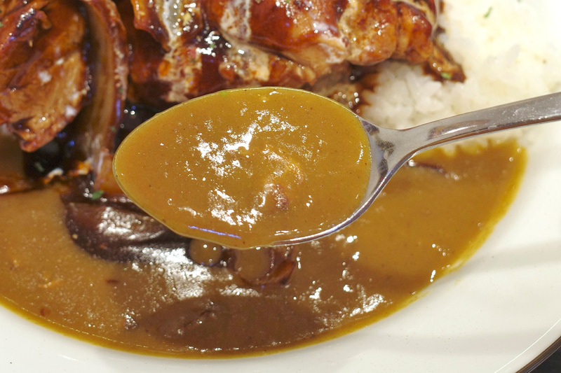 カレールーはホロ肉や玉ねぎのソテーとのマッチングを考慮して具無しで、かつあっさりテイスト！