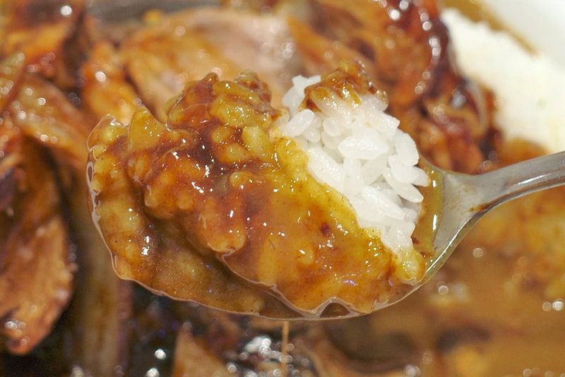 素のカレーライスの味に不満はないものの、具材感が欠けていることもあり、早々にホロ肉や玉ねぎのソテーを絡めてほおばりたいのが本音！