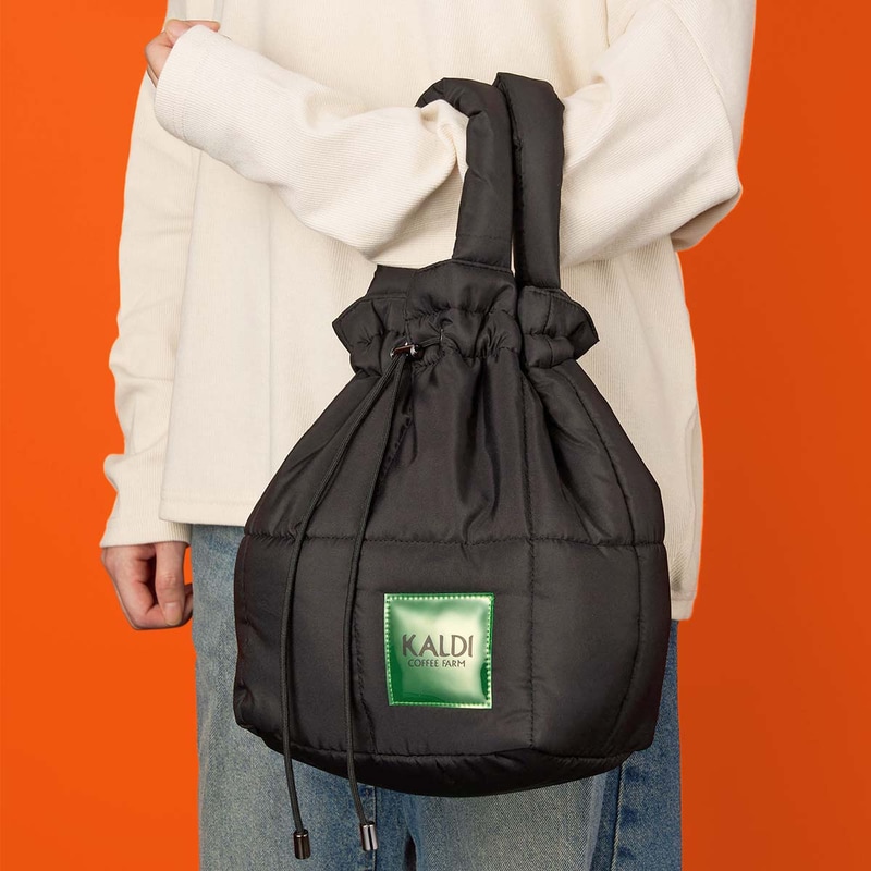 オンライン限定プレミアムコーヒー福袋 バッグを持ったイメージ