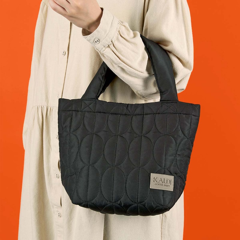 コーヒー福袋豪華セット バッグを持ったイメージ