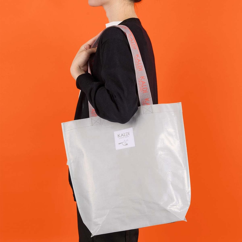 ドリップコーヒー福袋 バッグを持ったイメージ