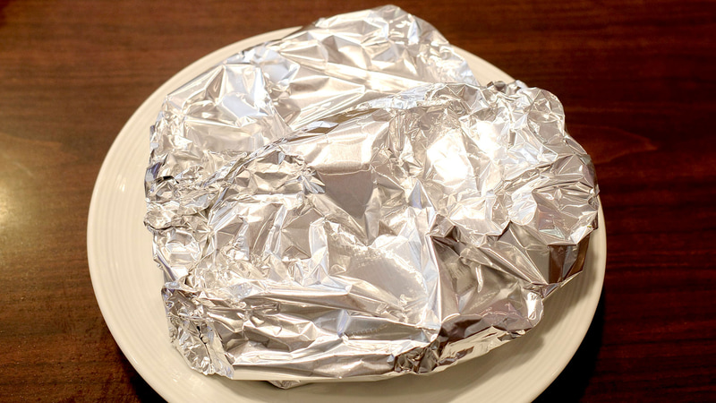 「牡蠣の土鍋焼き(ホイル包み)」は、アルミホイルが覆われた状態であっても熱気ムンムン!