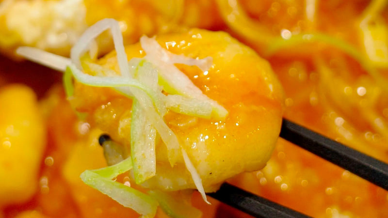 海老チリは弾力に富んだ海老に青ねぎの水気、塩気、辛味、甘味豊かなソースがあわさって美味!