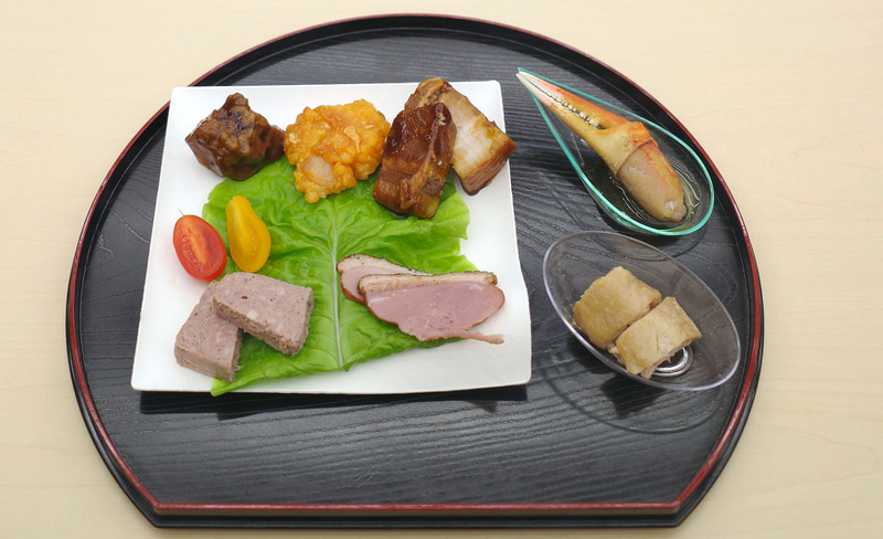 「黒酢酢豚」、「海老のチリソース煮」、「豚角煮」、「北海道産豚のテリーヌ」、「あい鴨スライス パストラミ」、「かに爪 白だし醤油仕立て」、「手羽先の旨煮」を試食！