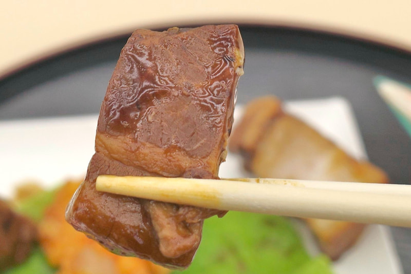 「豚角煮」は、噛み締めた瞬間にお肉と脂身の旨味が押し寄せて激ウマ！