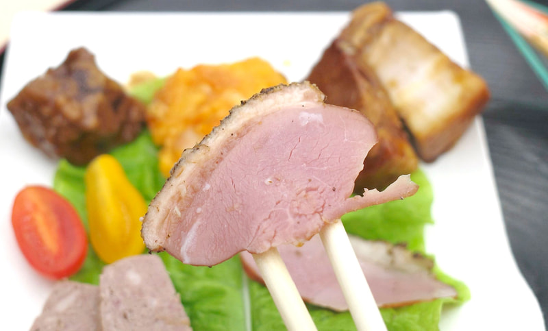 「あい鴨スライス パストラミ」を口に入れると、思わず喉にシュワッとした刺激が伴うスパークリングワインやハイボールが飲みたくなります！