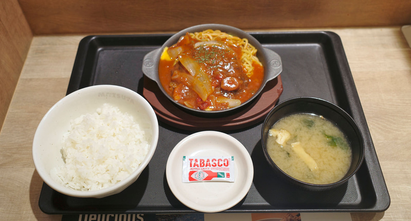 「西条てっぱんナポリタンハンバーグ」にはご飯、タバスコ、みそ汁がついてきます