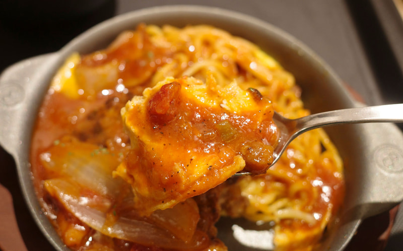 ふんわり卵には下味がついていないので、ケチャップベースのソースを絡めて味わうのがマスト!