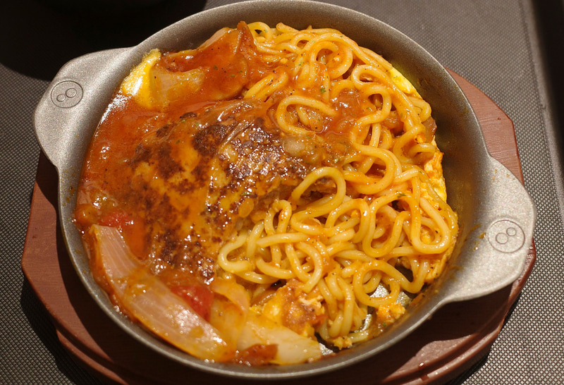 「西条てっぱんナポリタンハンバーグ」をひと通り堪能したらタバスコを投入!