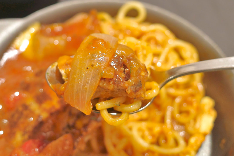 タバスコの辛味と酸味のおかげでケチャップベースのソースの甘味が幾分和らぎ、一気にご飯との親和性がUP!