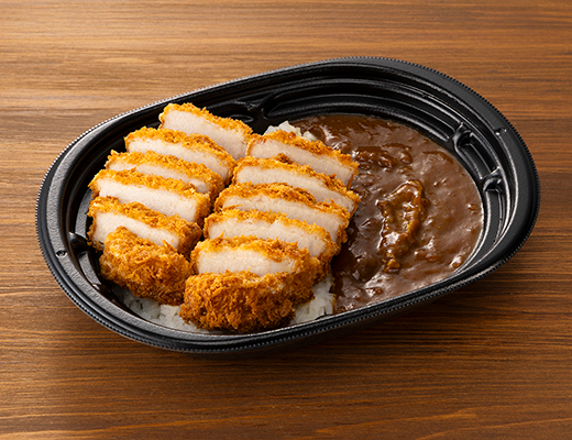 「盛りすぎ！カツカレー(中辛)」(税込697円)