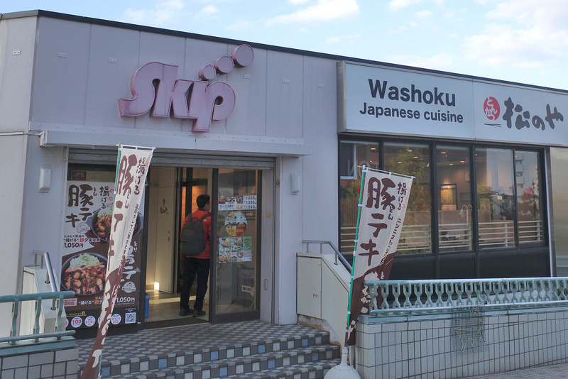 お店入口ではポスターと幟で「にんにく醤油の“揚げる”豚テキ定食」「にんにく醤油の“揚げる”鶏テキ定食」をアピール!