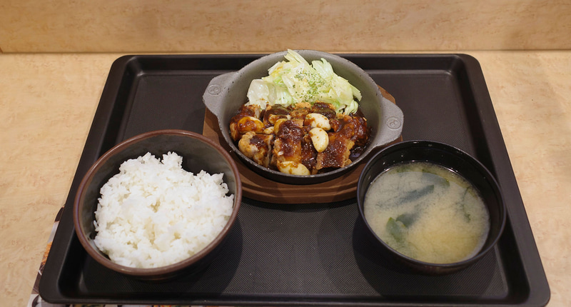 「にんにく醤油の“揚げる”鶏テキ定食」にはご飯、みそ汁がついてきます!
