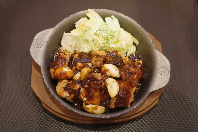 にんにく醤油の“揚げる”鶏テキは、鶏テキだけではなく揚げたにんにく、にんにく醤油の濃厚ダレ、素揚げしたキャベツに至るまでボリューミー!