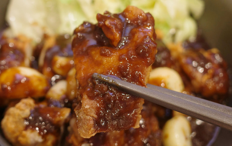 鶏テキは衣の歯ごたえ、にんにく醤油の濃厚ダレの力強い塩気、鶏もも肉のキレのある旨味が一体となって激ウマ!