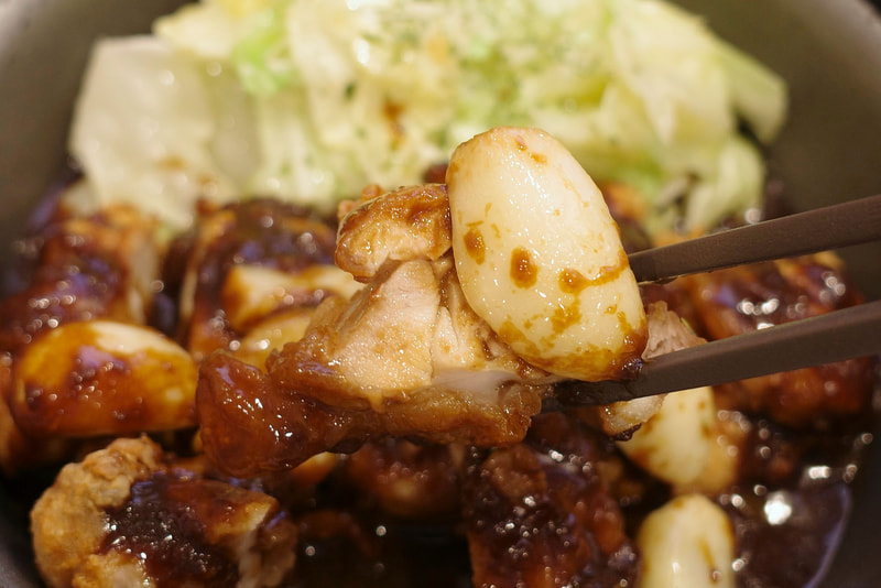 鶏テキに揚げたにんにくをプラスすることで味の深みがマシマシに!