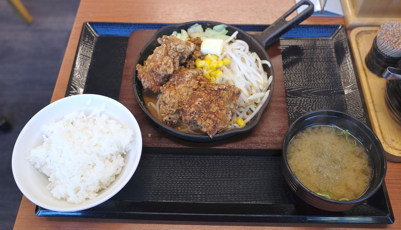 「にんにく味噌からあげの味噌バター盛り定食」には、ご飯、みそ汁がついてきます