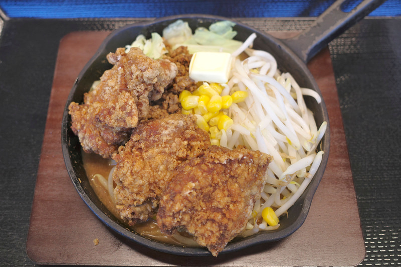 にんにく味噌からあげの味噌バター盛りはスープ仕立てではあるものの、メインはにんにく味噌からあげであることを実感する攻撃的なビジュアルに感動!