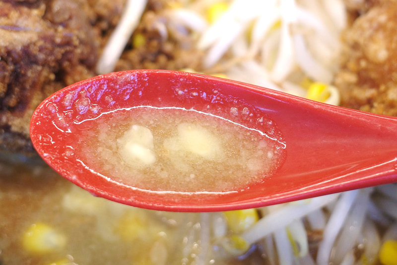 味噌スープ単体では味がボヤッとしているものの、バターを溶かし込むことで華麗に味の不満を解消!