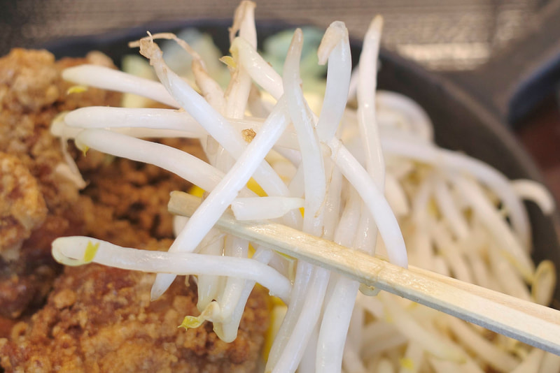 もやしは時間経過で味噌スープを吸い込んでいくので、早めに平らげることをオススメ!