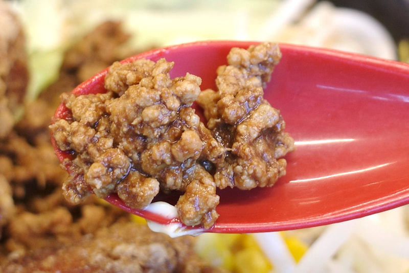 特製の肉みそは、具としてだけでなく、バター同様にスープの味を深める調味料として活用することをおすすめします