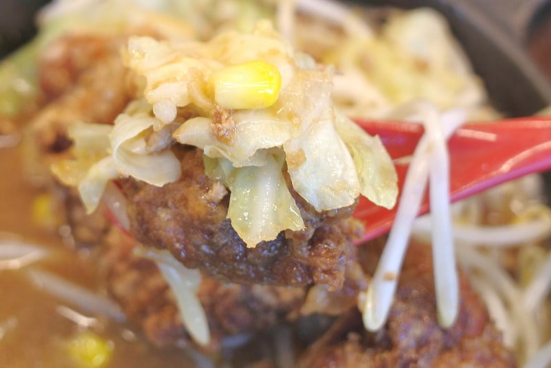 にんにく味噌からあげが冷えてきたと感じたら、味噌スープや具を絡めてほおばるのがベスト!