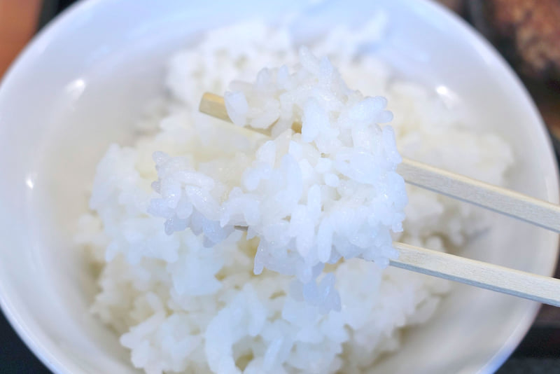 にんにく味噌からあげや、味噌スープwith野菜、特製の肉みそを受け止めるご飯はハリのある炊き加減!