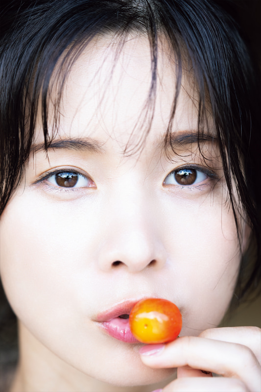 少しボーイッシュで親近感の湧くルックスながら、ひとたびおめかししたら「イイ女」そのもの。そんなギャップを楽しみつつ、素の表情を見せる写真集ならではのプライベートチックな“まこと”に惚れ直します　『真田まことファースト写真集 スペルバウンド 』（徳間書店）／ 撮影：野澤亘伸