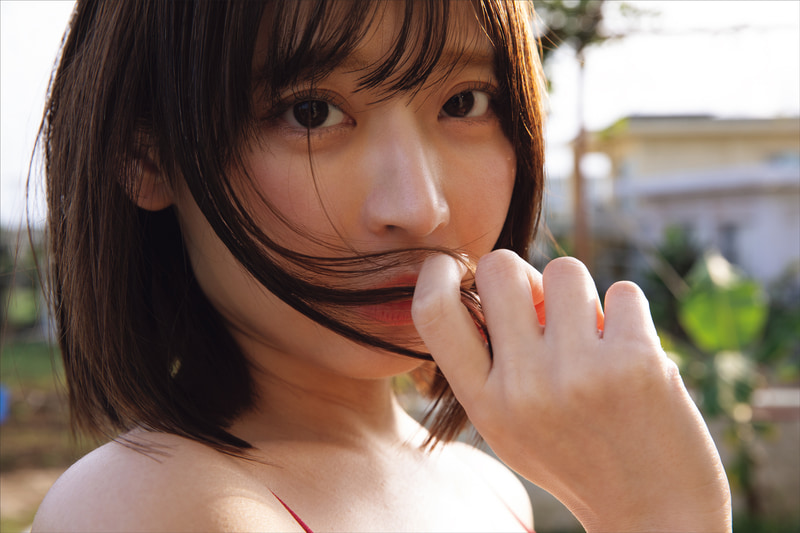 彼女の写真集お渡し会などのイベントが開催されると、実際に会場に訪れた人たちから「想像以上の可愛さだった」という絶賛がSNS上で飛び交うことが多い。人気の秘密はボディだけでなく、そのコケティッシュなルックスにもある　(撮影：小塚毅之)