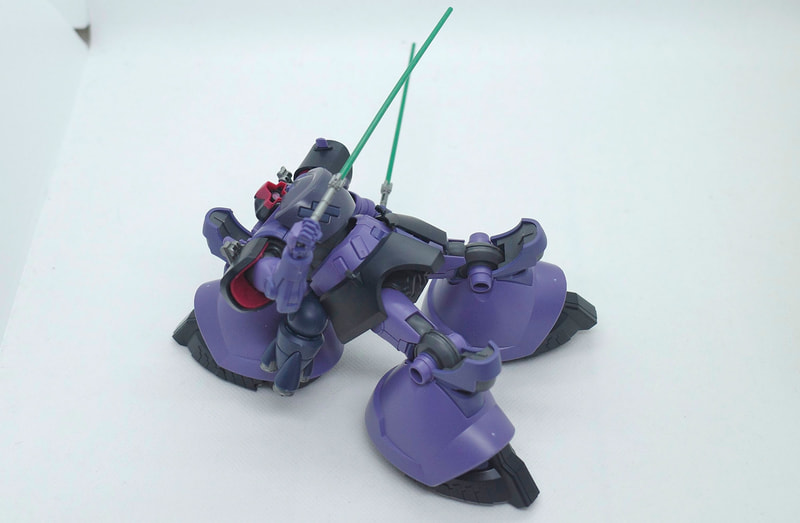 上空から斬りかかられた際にヒート・サーベルで防ぐシチュエーションも脚部兼バックパックのおかげでカッコ良く決まります!