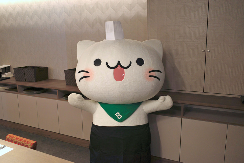「銀座のステーキ 新宿店」ではベルーナのマスコットキャラである「べるーにゃ」がお出迎え!