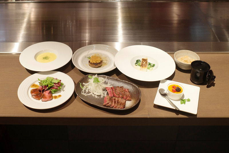 店内にはこの日試食する「A5黒毛和牛霜降肉と赤身肉のステーキコース」の料理が展示されていました!