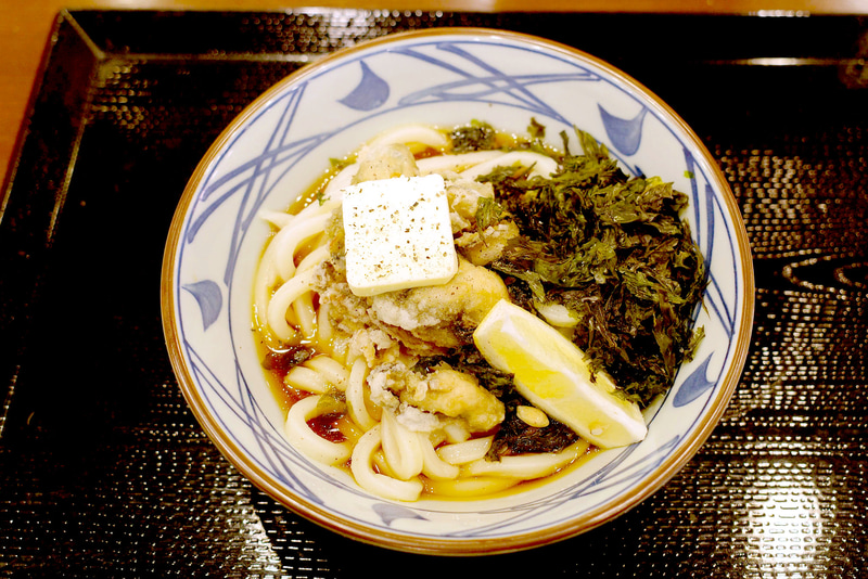 「こく旨 牡蠣バターぶっかけうどん(並)」は、他のうどんよりも汁気が控えめな分、ボリューム感はイマイチな点が唯一のウィークポイント!