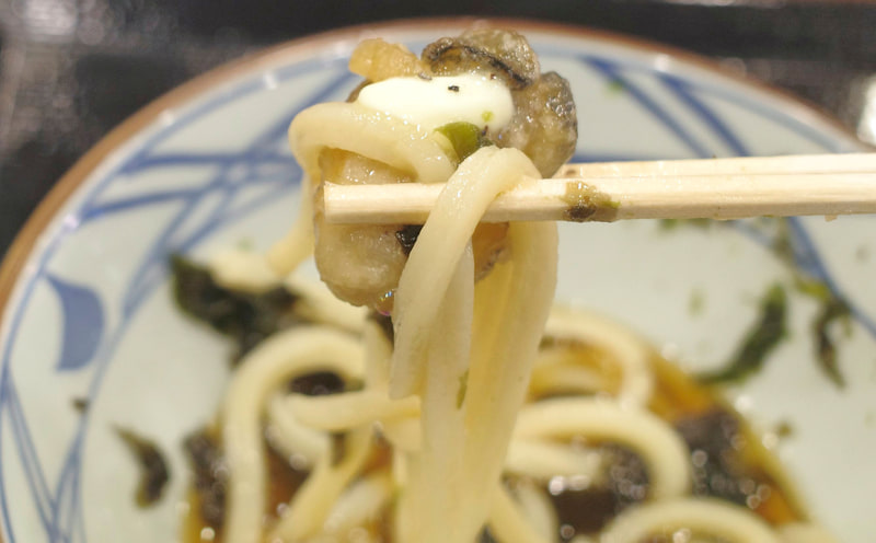 うどんに、つゆとあわせて焼きバラ海苔、揚げ牡蠣、バターを絡めてFINISH!