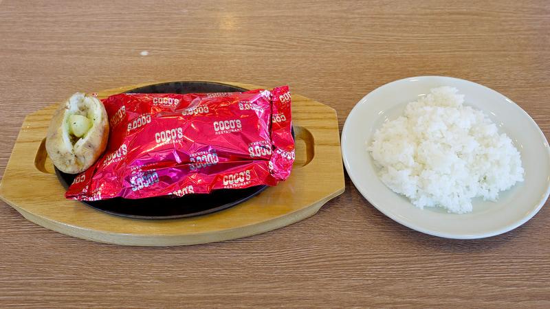 「燻製ベーコンと舞茸の包み焼きハンバーグ～トマトと5種チーズのソース～ ライス付き」は、注文してから7分ほどで登場!