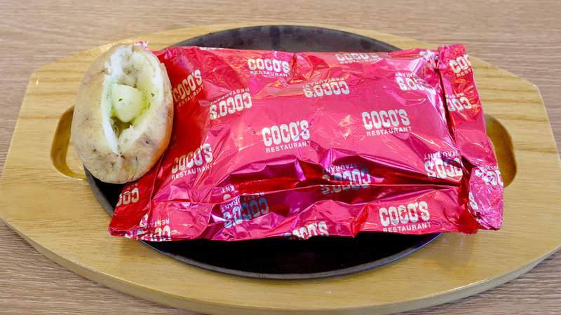 「燻製ベーコンと舞茸の包み焼きハンバーグ～トマトと5種チーズのソース～」は、赤いアルミホイルに包まれていることで料理の熱気が長持ち!