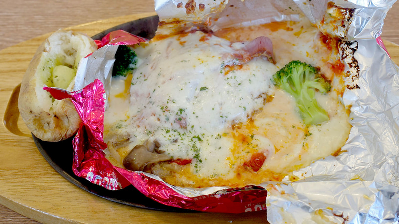 「燻製ベーコンと舞茸の包み焼きハンバーグ～トマトと5種チーズのソース～」は、2種類のソースだけではなく具もたっぷり!