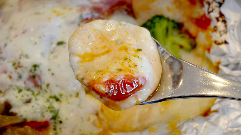 5種チーズソースは複数のチーズを使ったことで味が単調にならない上に、セミドライトマトの味を活かしたトマトソースの味とも調和して旨し!