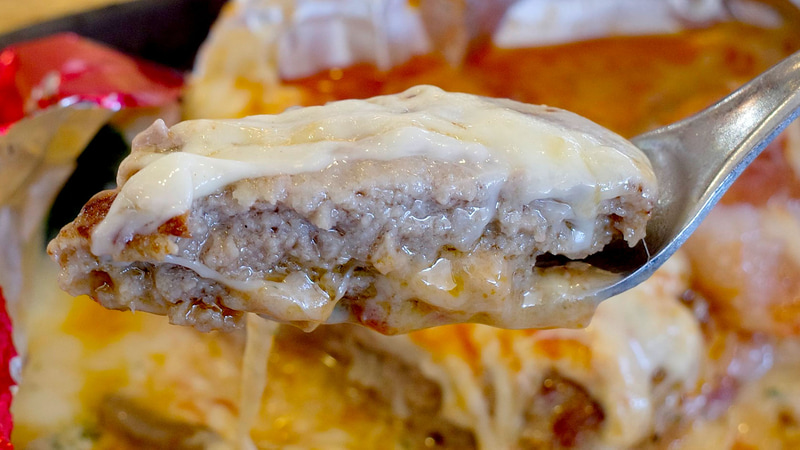 ハンバーグは肉々しい旨味がパワフルで、5種チーズソース＆セミドライトマト入りのトマトソースともマッチしてウマウマ!