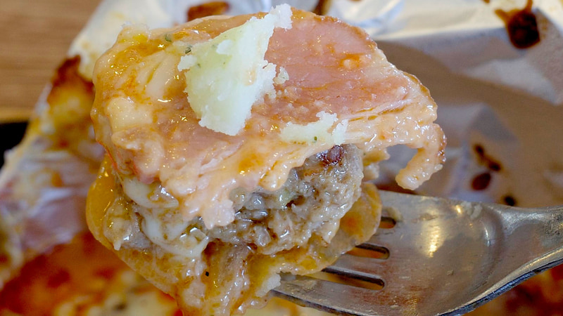 ハンバーグは5種チーズソース、トマトソース、じゃがバター、燻製ベーコン、玉ねぎの組み合わせで喰らうのが正解と実感しながらFINISH!