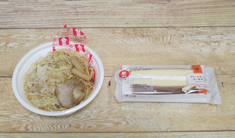 左が「八王子の魂(ソウル) 八王子ラーメン」、右が「クリームたっぷりケーキサンド」