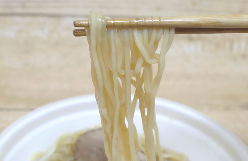 麺はもっちりかつスープの味をバッチリ吸収して素直に旨し!