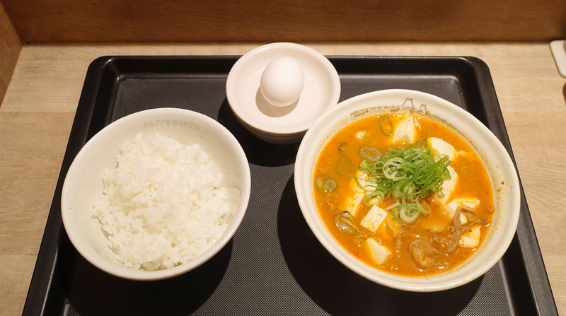 「牡蠣入り牛豆腐キムチチゲセット(生玉子)」には、ご飯、生玉子(または半熟玉子)がついてきます!