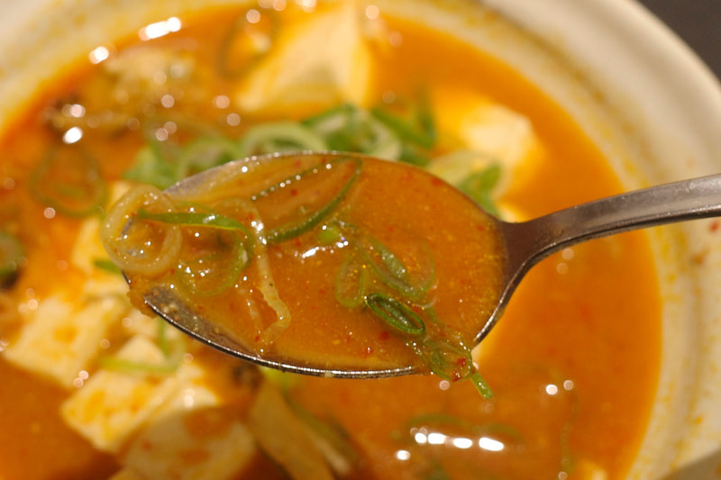 スープに青ねぎを絡めることで爽快感UP!