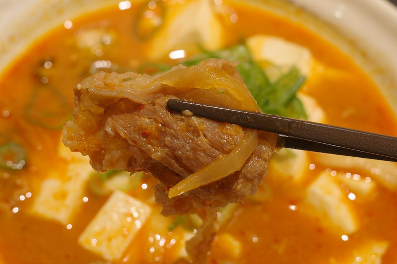 牛肉は煮込んだことで余分な油分が抜け、お肉の旨味が前面に躍り出る上に、玉ねぎはスープの辛さをかき消すほどに甘々!