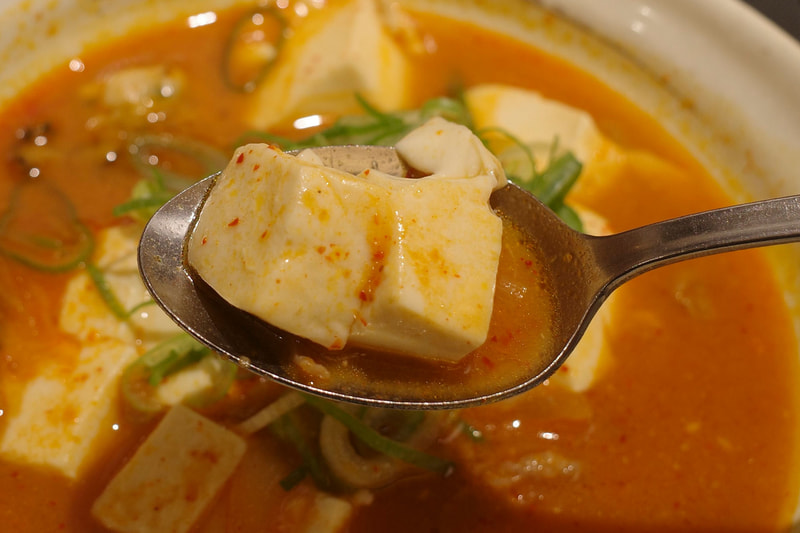 豆腐はスープが浸透したタイミングを見計らって食事の後半あたりにつまむことをオススメ!