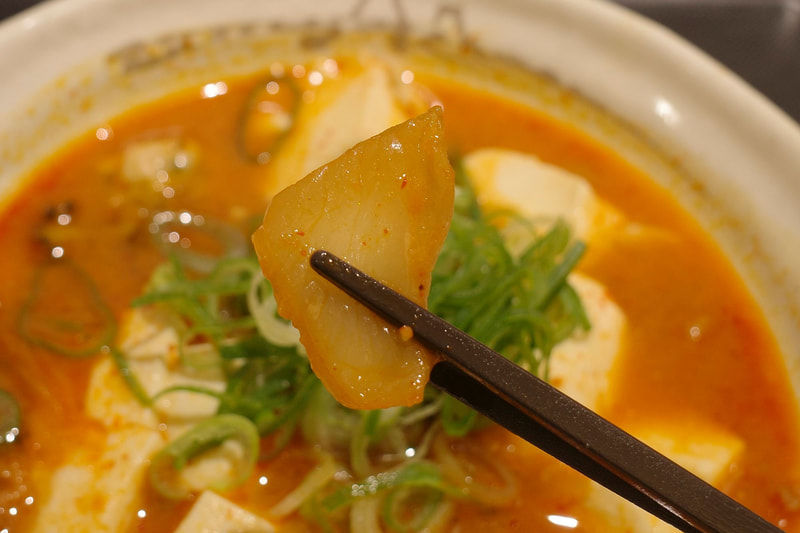 白菜キムチは塩気と辛味が力強く、可能ならほかの具と一緒に味わいたいのが本音!