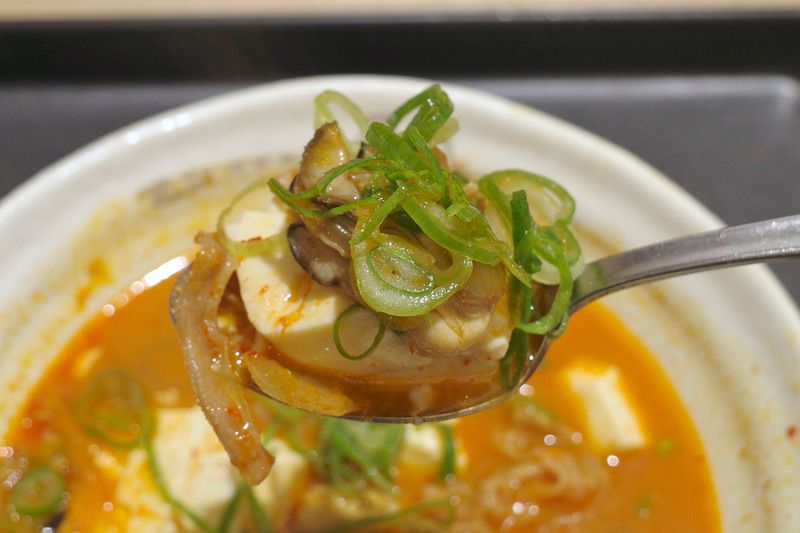 具を全部一緒に頬張れば、旨味、塩気、辛味、食感のバランスが取れてめちゃんこ旨し!