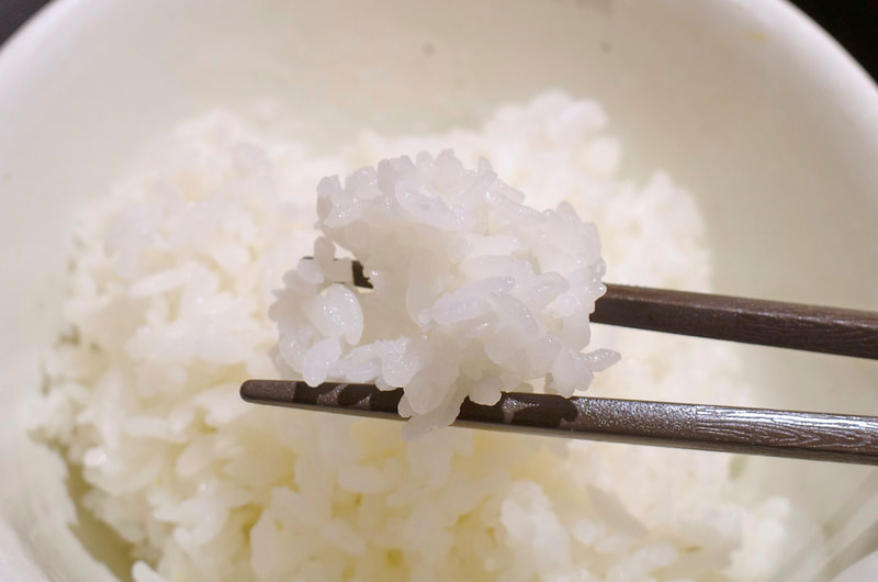 おかずを受け止めるご飯はハリのある炊き加減!